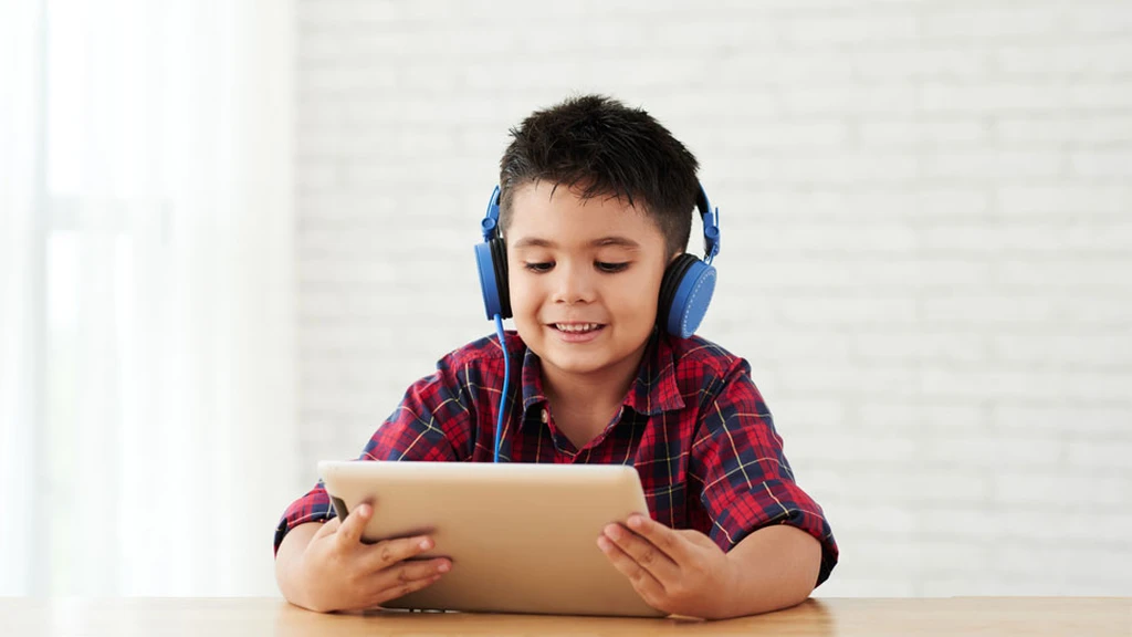 kids use headphone