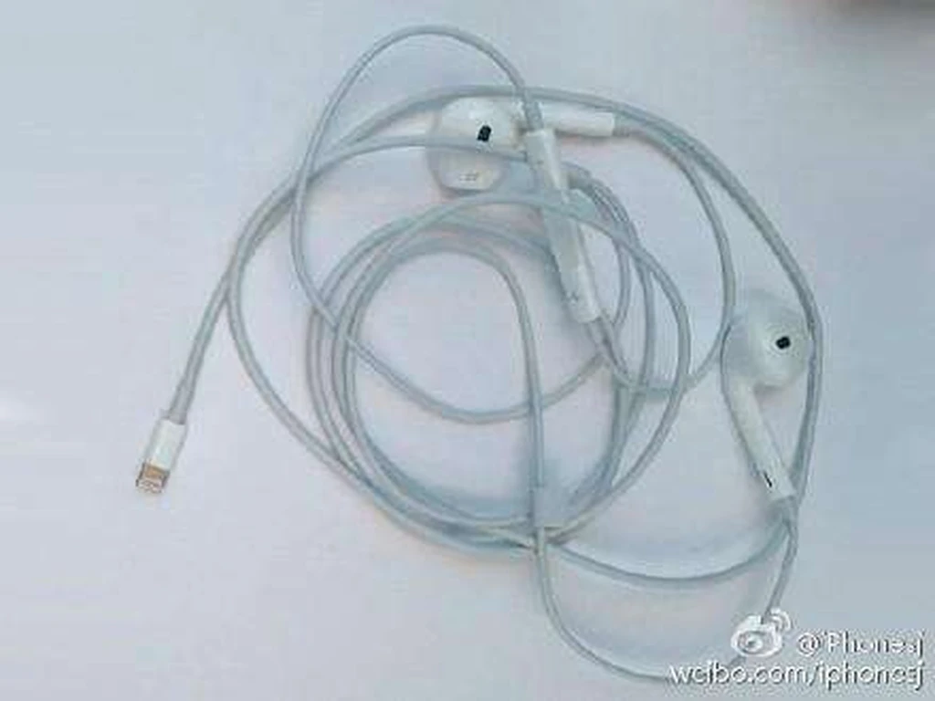 تصویری از EarPods آیفون 7 با پورت لایتنینگ