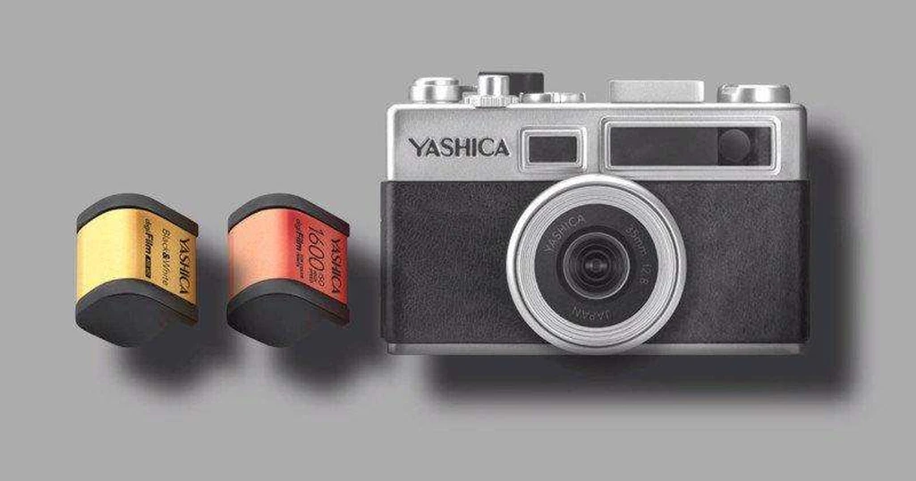 دوربین جدید Yashica Y35 با دو کارتریج digiFilm در کنار آن؛ یکی برای عکاسی رنگی با ایزو 1600 و دیگری برای عکاسی سیاه و سفید 