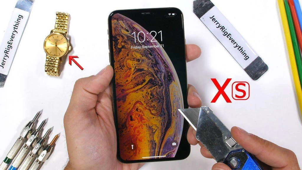 تماشا کنید: تست خط و خش روی آیفون 10 اس مکس