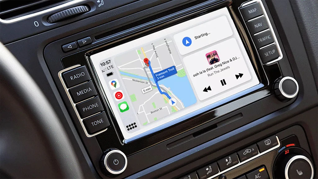 تصویری از CarPlay روی سیستم پخش یک خودرو