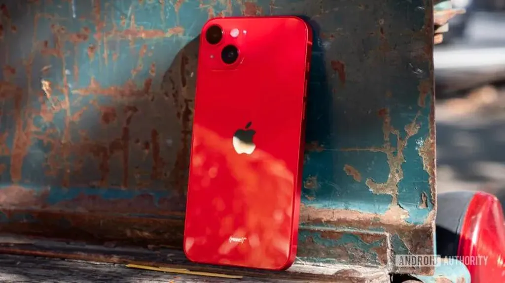 apple-iphone-14-plus-leaning-centered