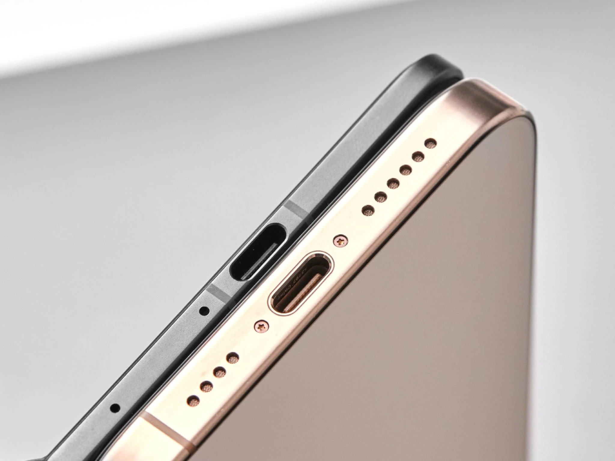 OnePlus-Open-2-Oppo-vergleicht-weltweit-duennstes-Foldable-mit-dem-fast-doppelt-so-dicken-iPhone-16-Pro